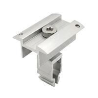 Univerzális gyors középső szorító 30-40mm földelő stifttel H 40x40mm profilhoz, napelem rögzítéshez