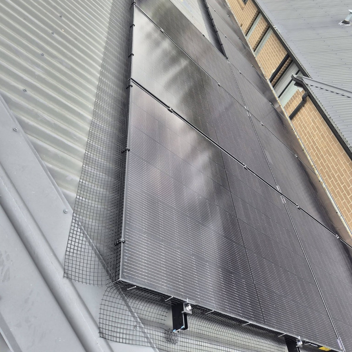 Clemă speed clip pentru fixare plasă anti pasări la panouri solare fotovoltaice, fără șuruburi