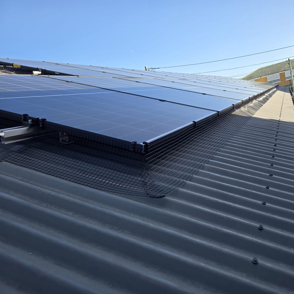 Clemă speed clip pentru fixare plasă anti pasări la panouri solare fotovoltaice, fără șuruburi